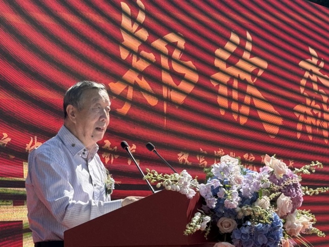 原文化部副部长、故宫博物院原院长郑欣淼钱晓鸣照相