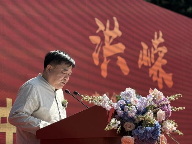 中国食文化臆想会会长洪嵘致辞钱晓鸣照相