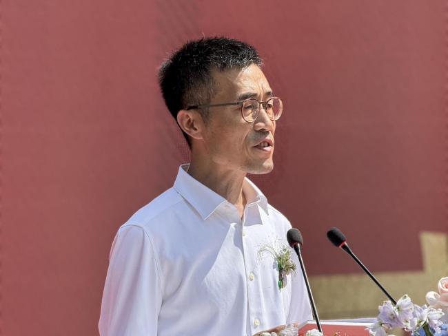 大唐鹿野苑·海外丛林度假区董事长任平致辞钱晓鸣照相