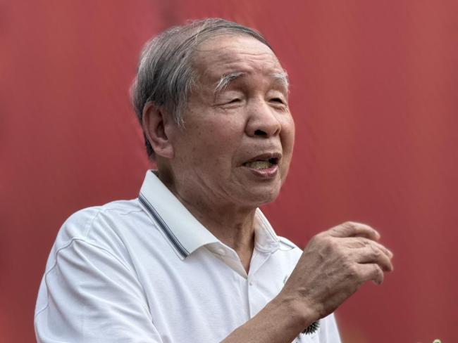 中央编办原副主任,中国行政贬责学会会长王澜明致辞钱晓鸣照相