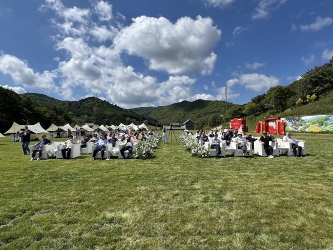 大唐鹿野苑·海外丛林度假区文化节现场钱晓鸣照相