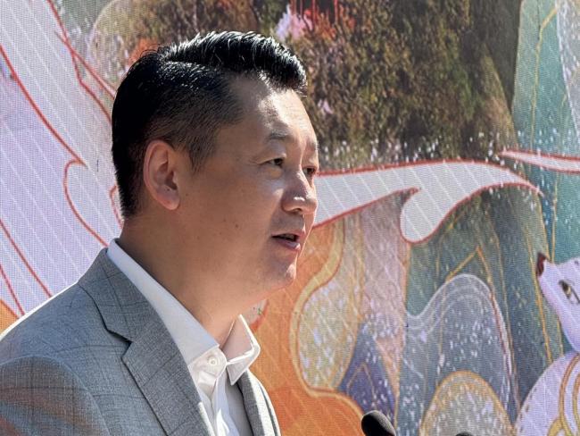 大唐鹿野苑·海外丛林度假区文化节主抓东说念主刘宏伟钱晓鸣照相